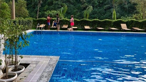 Outdoor pool - Rishikesh Wellness Resort (Yamkeshwar)