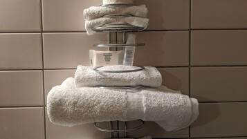 Combined shower/bathtub, rainfall showerhead, towels, soap
