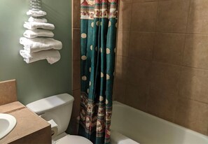 Quarto casal standard | Banheiro | Chuveiro/banheira combinados, chuveiro com efeito de chuva