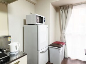 Room (206) | Private kitchenette | Fridge, microwave, stovetop, electric kettle - Heights Syowa 206 (Sapporo)