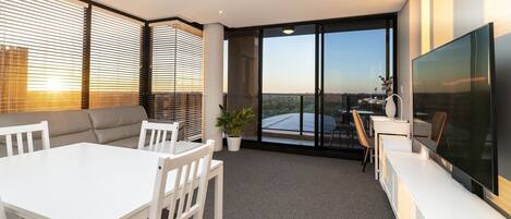 Apartamento panorámico | Sala de estar | Una televisión LCD, Netflix, Hulu, servicios de streaming