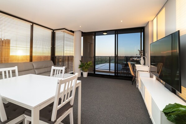 Deluxe Spa Suite with a View | Living room