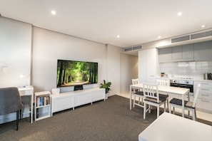 Deluxe Spa Suite with a View | Living area | 62-inch LCD TV with digital channels, TV, Netflix - Horizons 1402 (Adelaide)