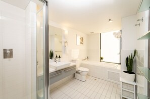 Panoramic Apartment | Bilik Mandi | Tab mandi dan pancuran berasingan, tab mandi berpancutan 