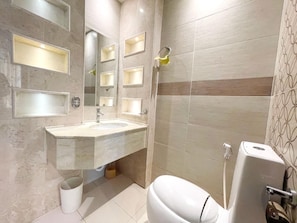 Sèche-cheveux, bidet, serviettes fournies, savon