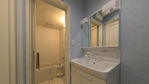 Apartamento (Always 101) | Pia do banheiro