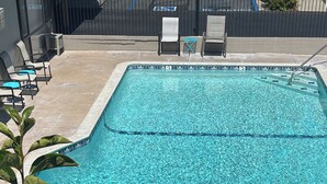Outdoor pool - Huntington Suites (Huntington Beach)