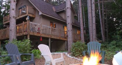 Upea kaksikerroksinen koti puissa w / takka, kalustettu kansi ja parveke!