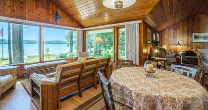 Relajante casa del lago con hoguera, amarre para botes, cable gratis y cocina completa.