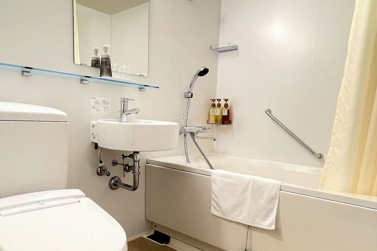 twin room | bathroom | free toiletries, hair dryer, bathrobes, slippers