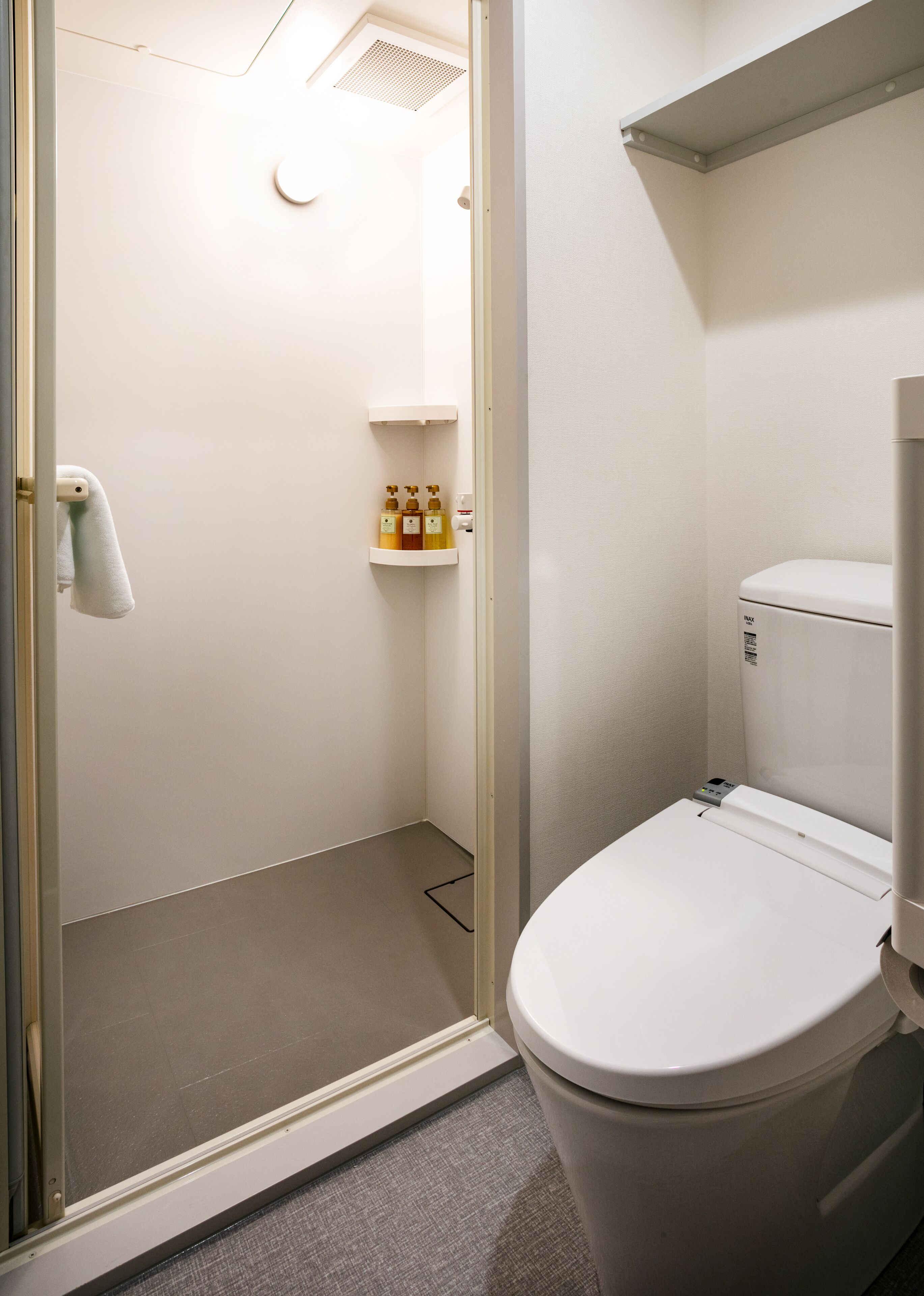 single room (with shower only) | bathroom | free toiletries, hair dryer, bathrobes, slippers