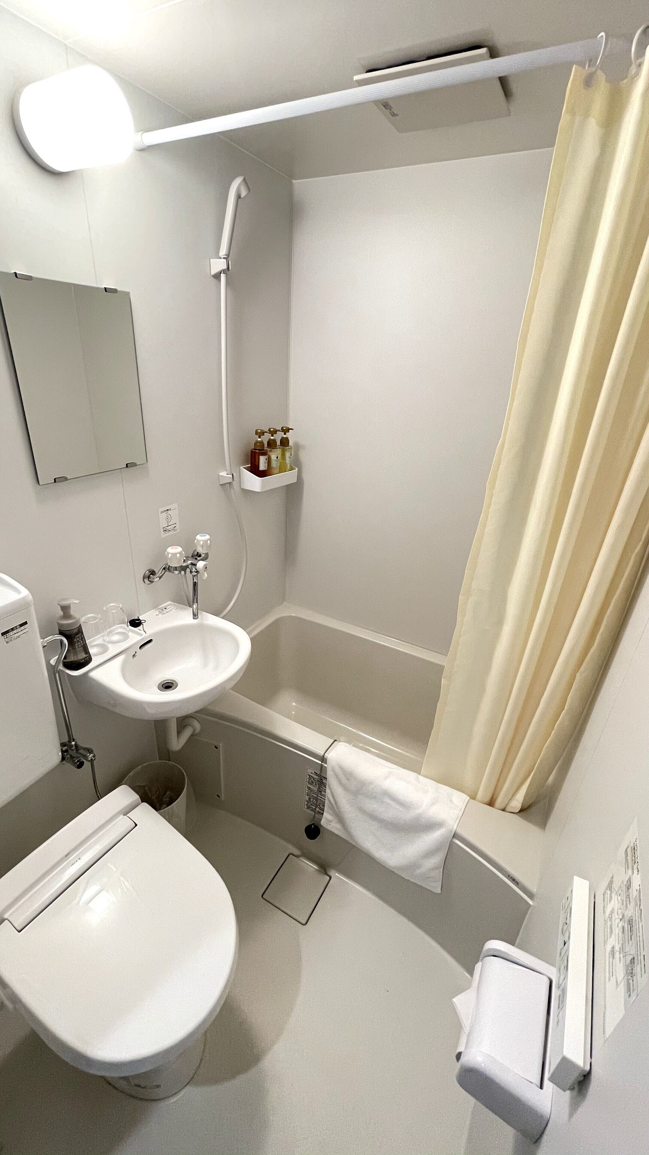 single room | bathroom | free toiletries, hair dryer, bathrobes, slippers