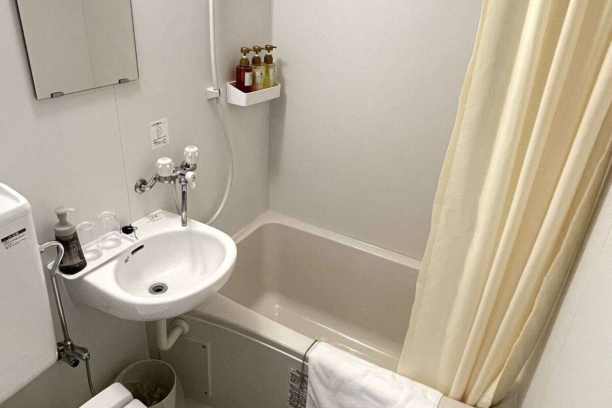 single room | bathroom | free toiletries, hair dryer, bathrobes, slippers