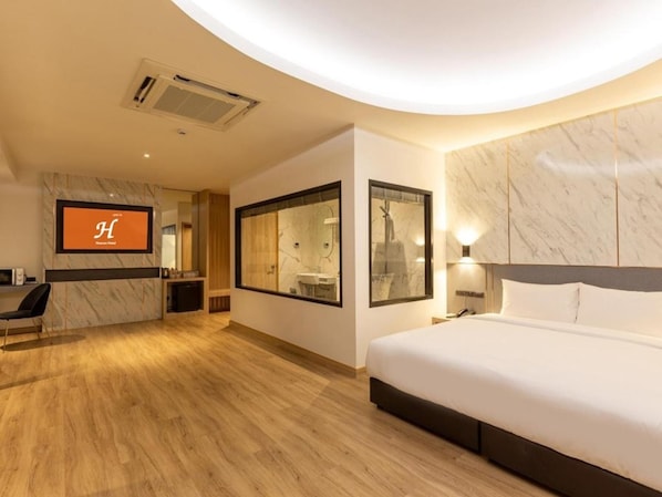 Presidential Room | In-room safe, individually decorated, desk, laptop workspace