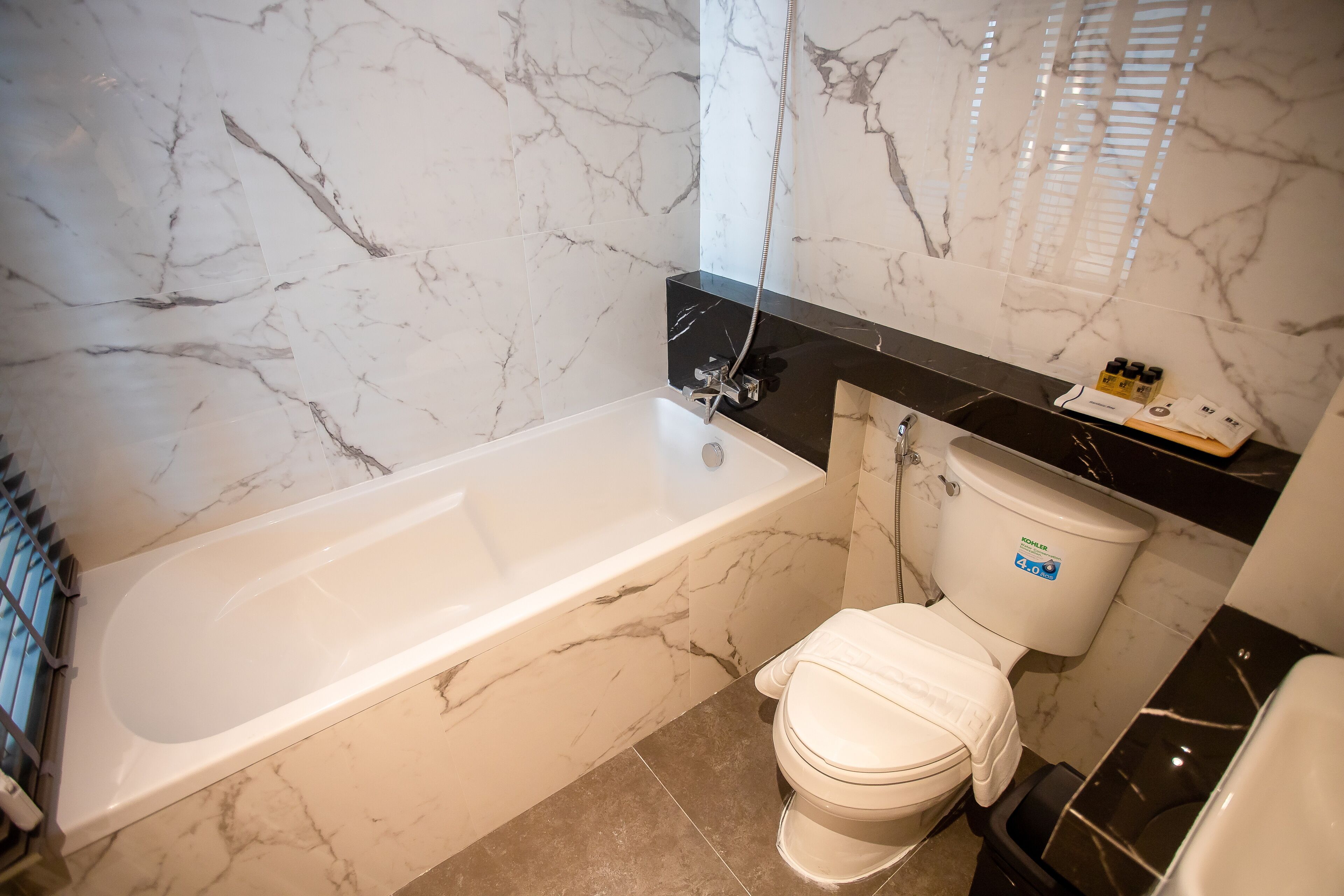 Deep-soaking bathtub