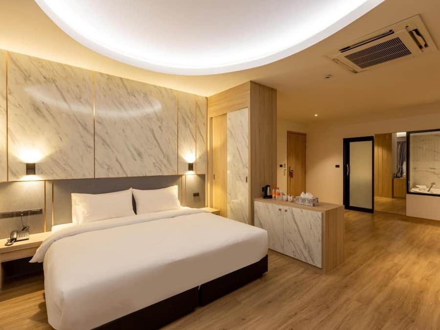 Presidential Room | In-room safe, individually decorated, desk, laptop workspace