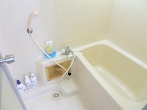 Chambre (507) | Salle de bain | Baignoire et douche séparées, articles de toilette (gratuits)