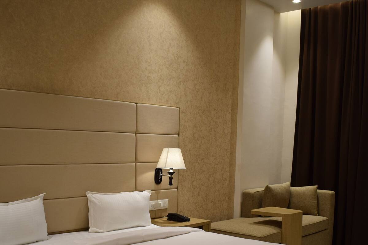 Quarto club | Cofres nos quartos, ferros/tábuas de passar roupa, Wi-Fi de cortesia