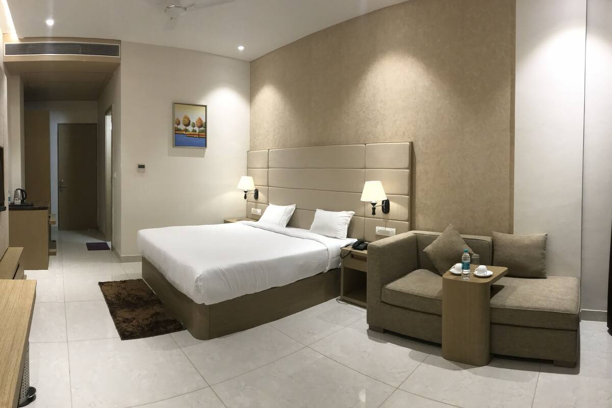 Quarto premium | Cofres nos quartos, ferros/tábuas de passar roupa, Wi-Fi de cortesia