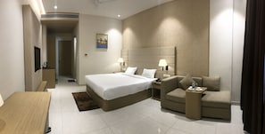 Quarto premium | Cofres nos quartos, ferros/tábuas de passar roupa, Wi-Fi de cortesia