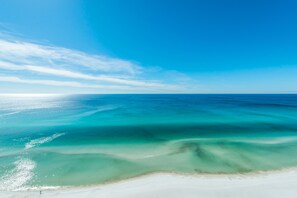 På stranden