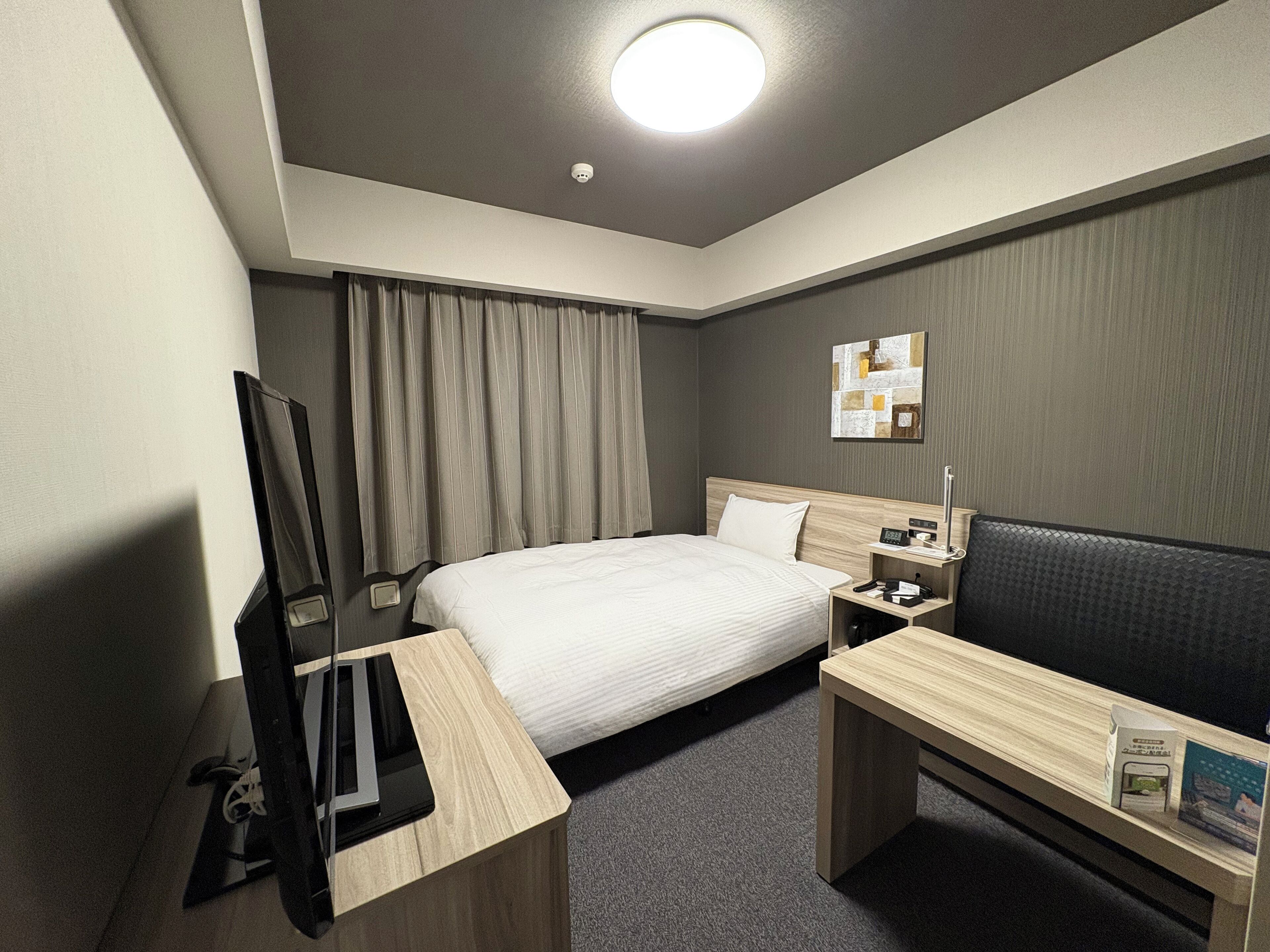 Escritorio, wifi gratis, ropa de cama