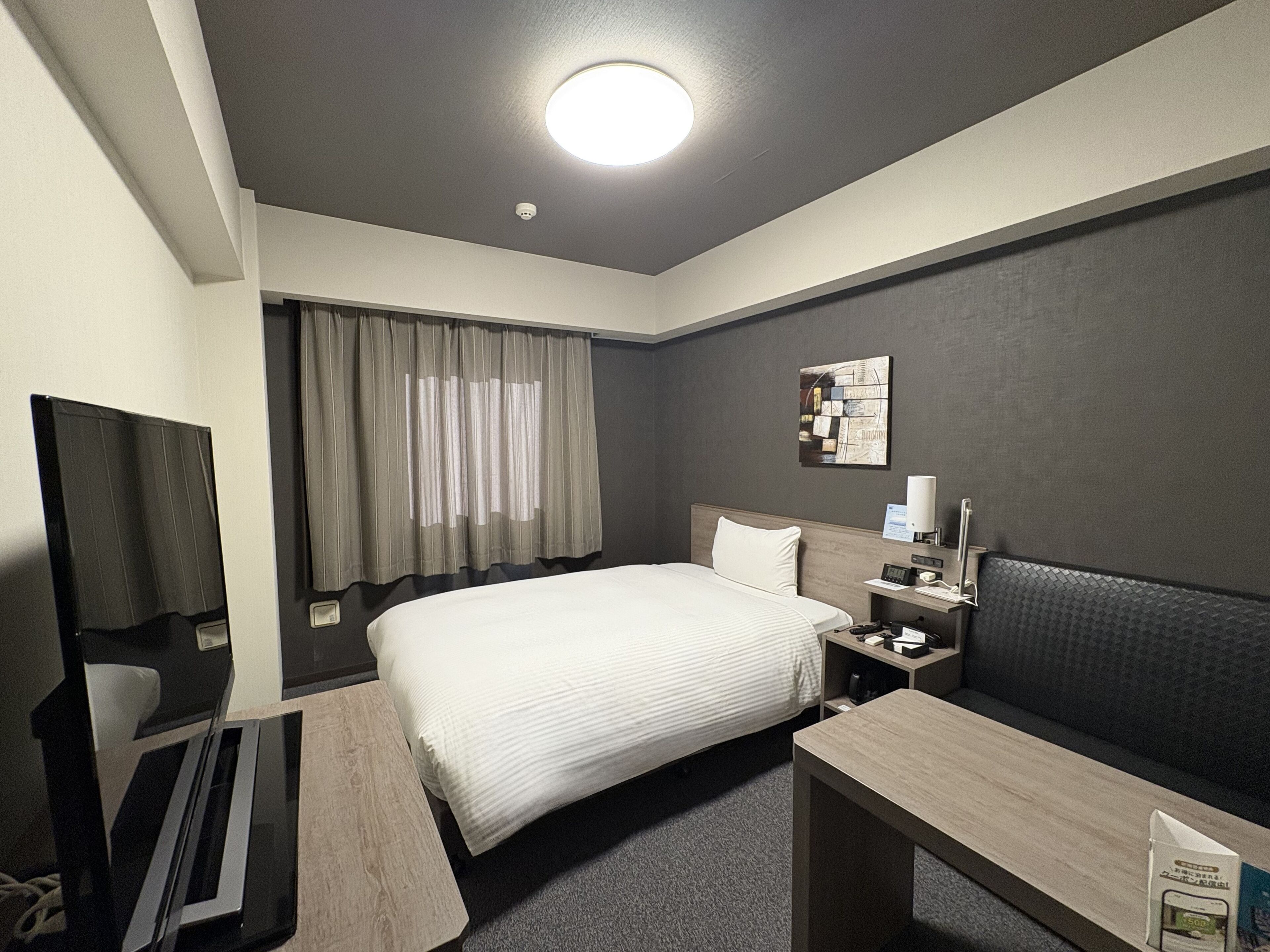 Escritorio, wifi gratis, ropa de cama