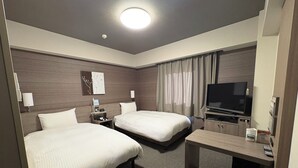 A hotel room with two beds, a TV, a desk, and a chair. - Hotel Route Inn Shinfuji Ekiminami (Fuji)