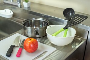Room (605) | Private kitchenette | Fridge, microwave, stovetop, electric kettle - Heights Showa 605 (Sapporo)