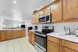 Een koelkast, een magnetron, een oven, een kookplaat