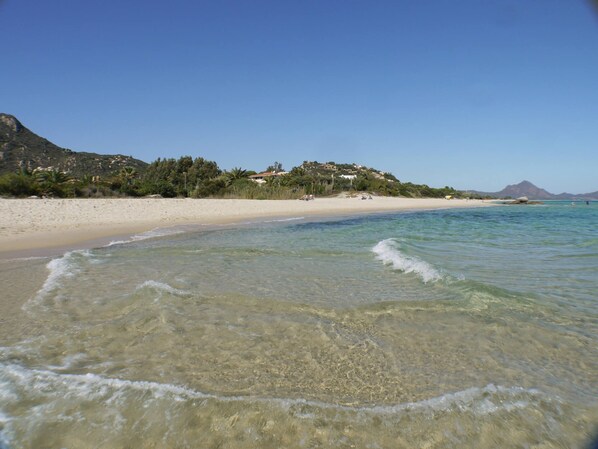 På stranden og solsenger