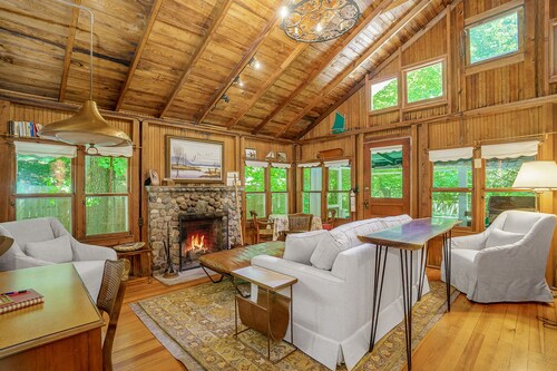 Cabin-style cottage w/ full kitchen, wood-burning fireplace, and full WiFi