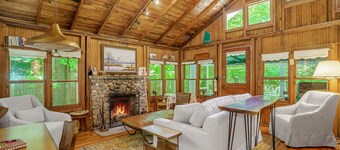 Chalet de style cabine avec cuisine complète, foyer au bois et Wi-Fi complet!