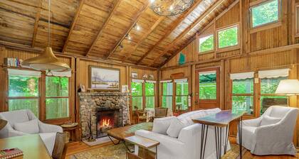 Cabin-style cottage w/ full kitchen, wood-burning fireplace, and full WiFi
