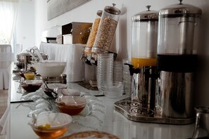 Free daily buffet breakfast - Inoe Boutique Hotel  (Santorini)
