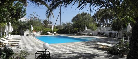 Sæsonbestemt udendørs pool, parasoller, liggestole