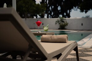 Seasonal outdoor pool, pool umbrellas, pool loungers - Inoe Boutique Hotel  (Santorini)