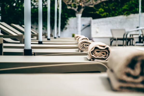 Seasonal outdoor pool, pool umbrellas, sun loungers - Inoe Boutique Hotel  (Santorini)