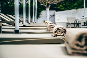 Piscina stagionale all'aperto, ombrelloni da piscina, lettini