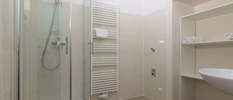 Dusj, hårføner, håndklær og såpe