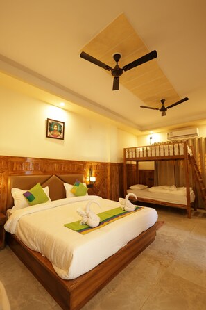 Family Room | Desk, soundproofing, iron/ironing board, free WiFi