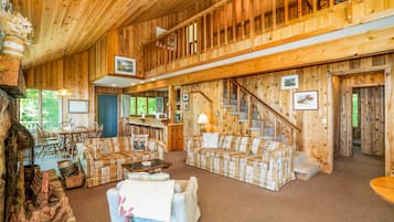 Una televisión, una chimenea, un reproductor de DVD