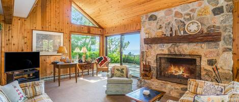 Télévision, cheminée, lecteur de DVD