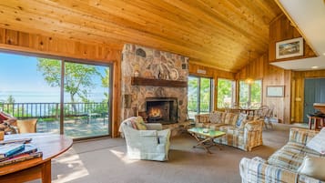 Una televisión, una chimenea, un reproductor de DVD