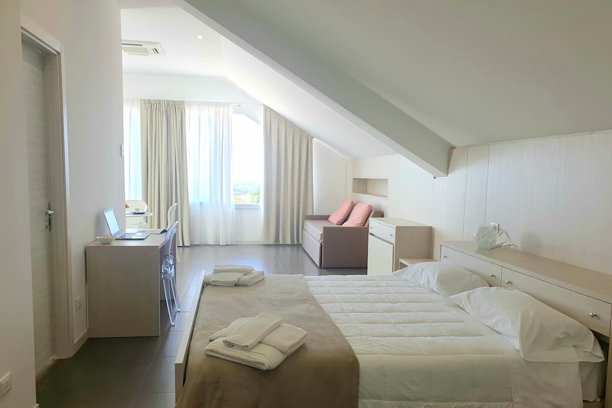 Studio Suite | Brankas, meja kerja, Wi-Fi gratis, dan seprai linen