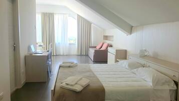 Studiosuite | Zimmersafe, Schreibtisch, VerdunkelungsvorhÀnge, kostenloses WLAN