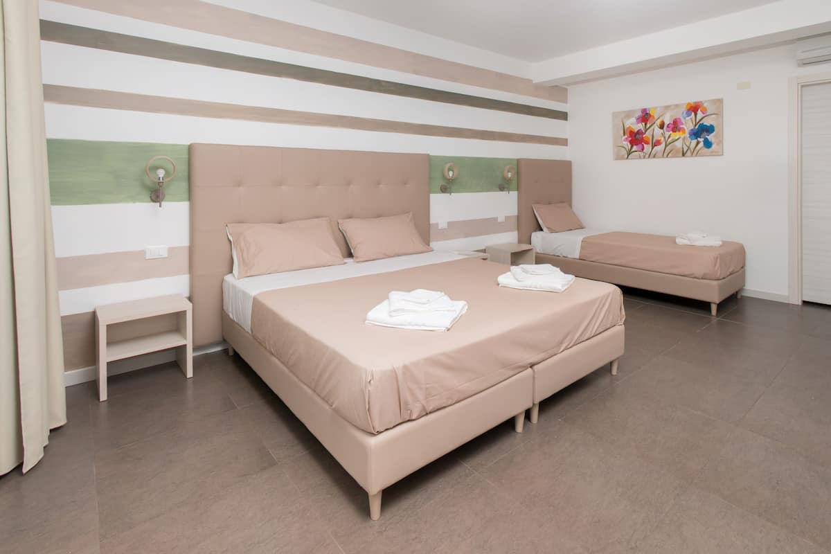 Kamar Triple | Brankas, meja kerja, Wi-Fi gratis, dan seprai linen