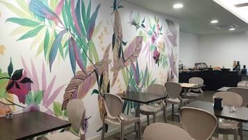 Daily cooked-to-order breakfast (EUR 7.5 per person)