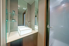 Separate tub and shower, free toiletries, slippers, electronic bidet - Beautemps (Osaka)