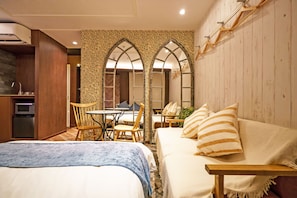 1 soverom, skrivebord, skrivebord for bærbar PC og blendingsgardiner